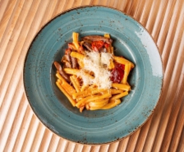 Паста с говядиной и овощами со сливками